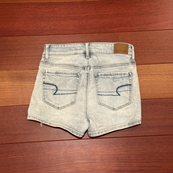 High-waisted light wash blue denim shorts from American Eagle - Picture 2 of 4